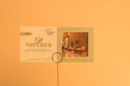 باقة ورد وردي مع قسيمة من جويس هاند سبا