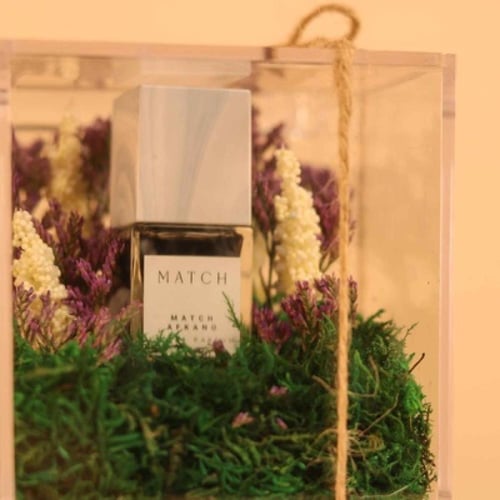 توزيعة عطر ماتش مع زهور