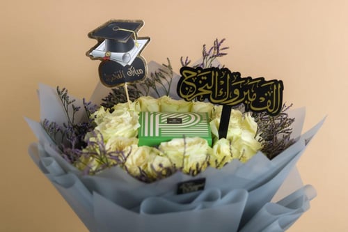 باقة الزهور البيضاء واللافندر