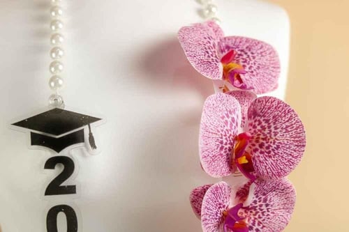 عقد ورد اوركيد زهري مع لولو واسم وسنه التخرج