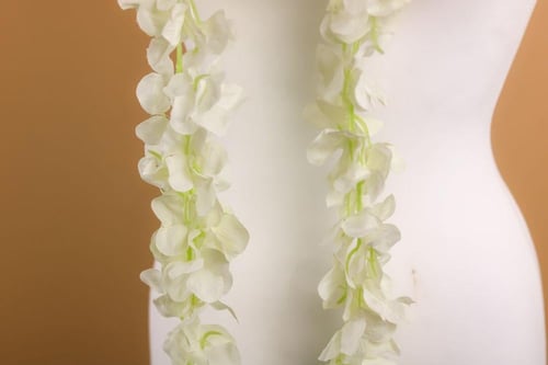 عقد الورد الفاخر