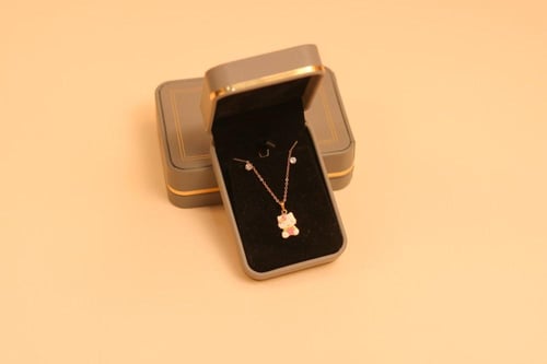 تنسيق ورد مع قلادة Embrator