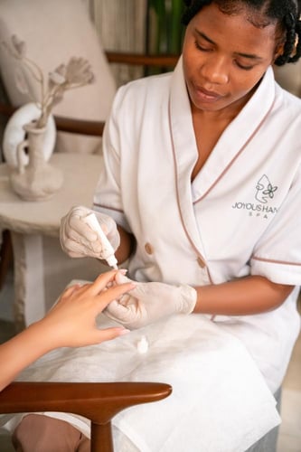 باقة ورد وردي مع قسيمة من جويس هاند سبا