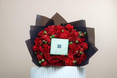 باقة الجوري الحمراء مع الباتشي