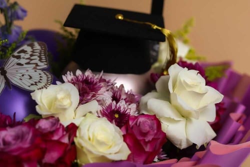 بوكيه وردي بنفسجي مع لمسة ذهبية