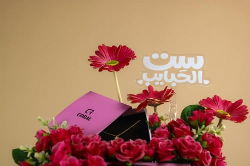 عقد كورال بلمسة وردية