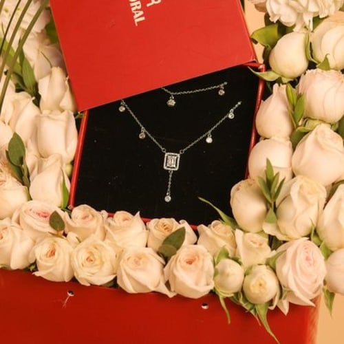 تنسيق مجوهرات CORAL بالورد الأبيض