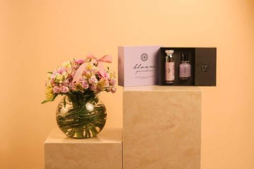 فازة ورد مع عطر بلوم