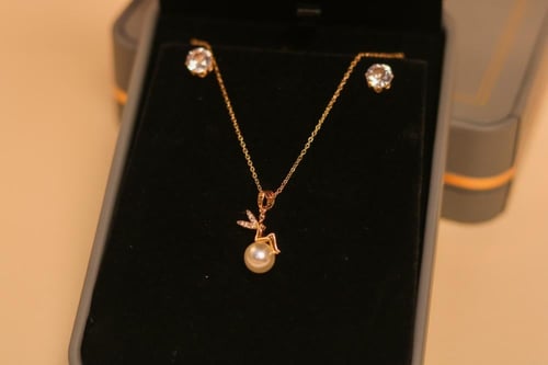 سلسال فراشة ذهبي