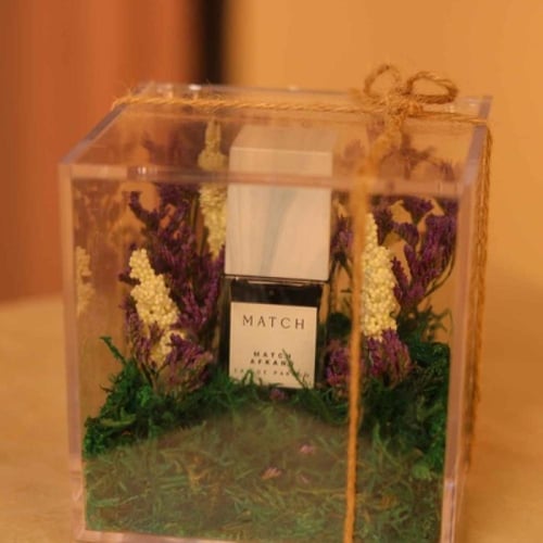 توزيعة عطر ماتش مع زهور