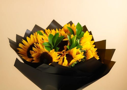 باقة ورد دوار الشمس المشرقة