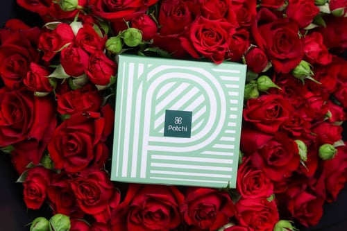 باقة الجوري الحمراء مع الباتشي