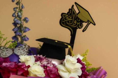 بوكيه وردي بنفسجي مع لمسة ذهبية