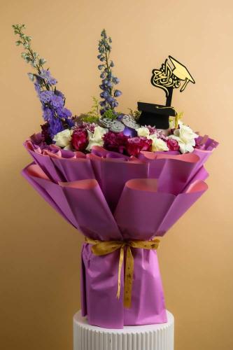 بوكيه وردي بنفسجي مع لمسة ذهبية