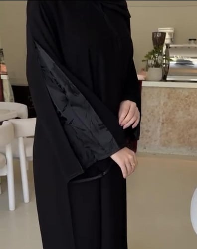 عباة كلوش كيسرة في الخلف من الجاكار والاكمام جاكار