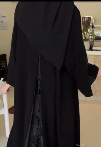 عباة كلوش كيسرة في الخلف من الجاكار والاكمام جاكار