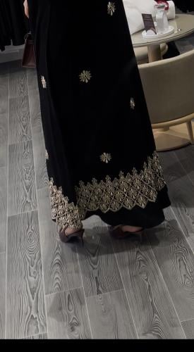 عباة ملكي نص كلوش تطريز بيج حافه