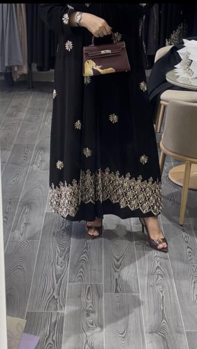 عباة ملكي نص كلوش تطريز بيج حافه