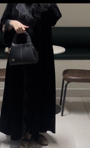 عباة مخمل دانتيل كلفه اماميه