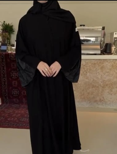 عباة كلوش كيسرة في الخلف من الجاكار والاكمام جاكار