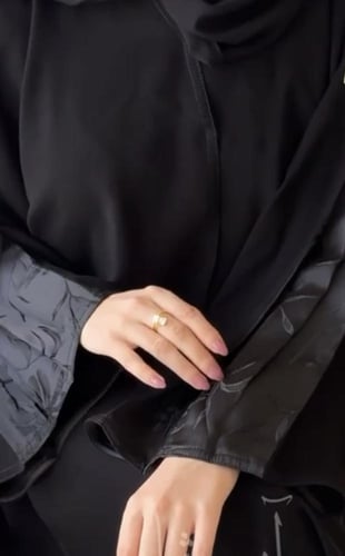 عباة كلوش كيسرة في الخلف من الجاكار والاكمام جاكار