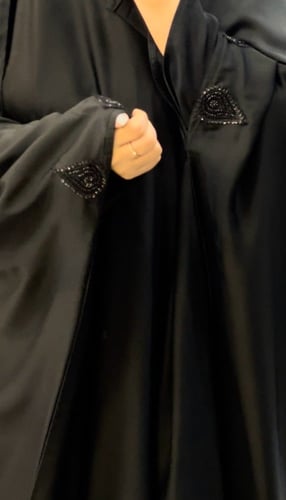 عباة الحرير الكويتي اكمام الكرستال الاسود