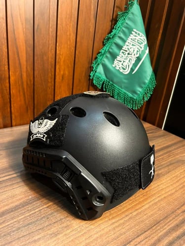 خوذه مع شعارات - اسود