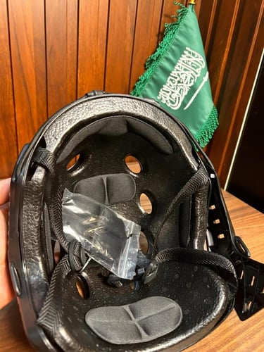 خوذه مع شعارات - اسود