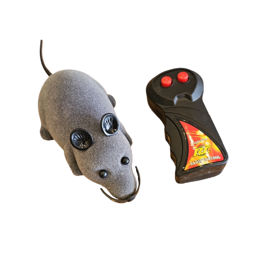 لعبة الفأر المتحرك بالرموت كونترول تعمل عن طريق ال...