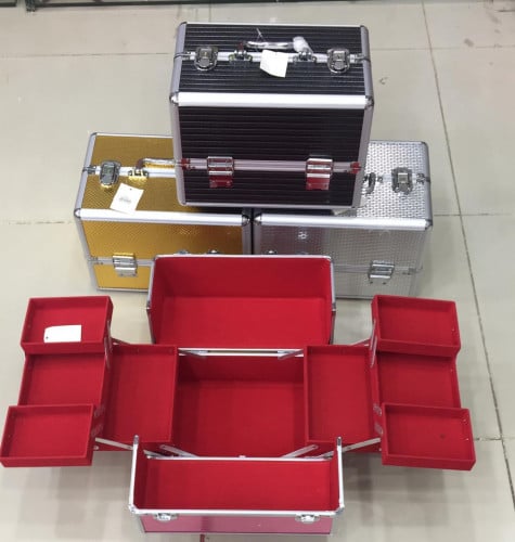 ‏شناط مكياج فاضية وسط ‏أربع ألوان الحبه