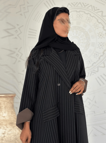 عباءة بليزر سوداء بخطوط دقيقة