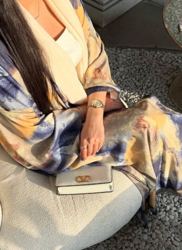 عباءة نسائية أنيقة طويلة مفتوحة