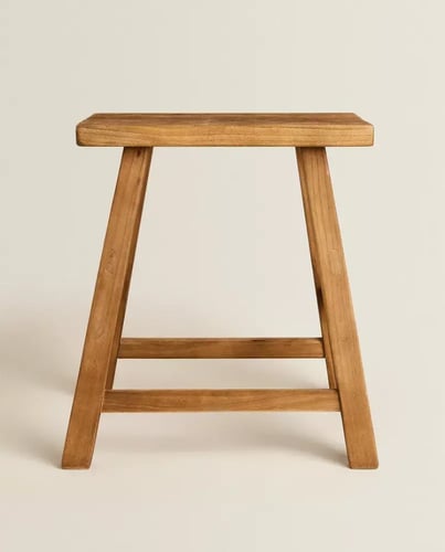 قعد صغير من خشب السويدي