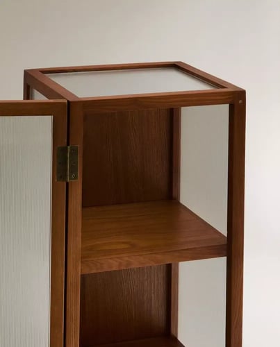 وحدة تخزين من خشب الدردار بأبواب زجاج