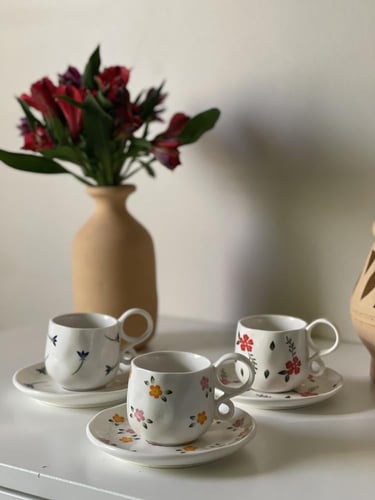 أكواب زجاجية بزخارف مُنوعة