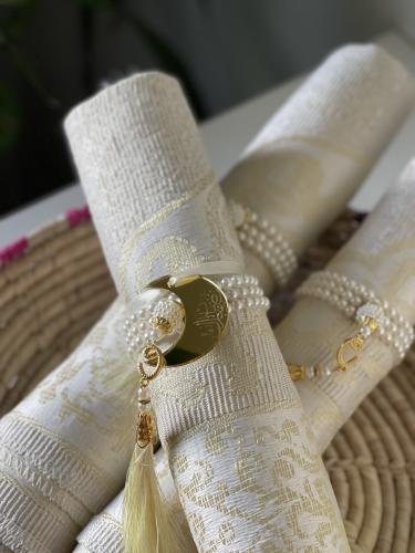 سجادة صلاة مع مسبحة