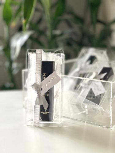 عطر جيفنشي مع علبة إكريلك