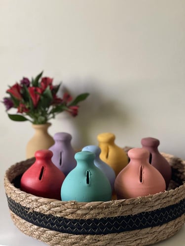 حصالة فخار بألوان متعددة