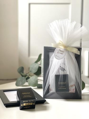 اطار تخرج مع ميني عطر فيرزاتشي