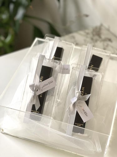 عطر جيفنشي مع علبة إكريلك