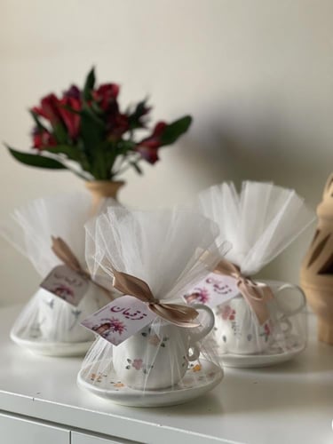 أكواب زجاجية بزخارف مُنوعة