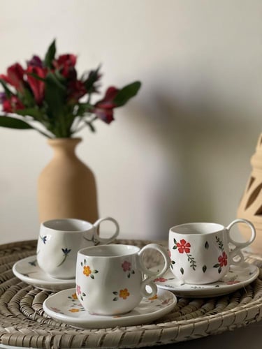 أكواب زجاجية بزخارف مُنوعة