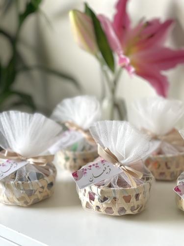 سلة خوص مع مشط، روج، كحل