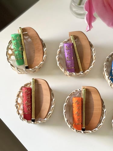 سلة خوص مع مشط، روج، كحل