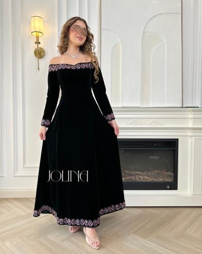 فستان مخمل أسود أوف شولدر بتطريز وردي