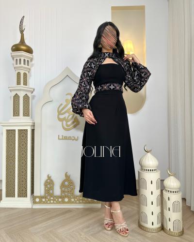 فستان أسود بتطريز تراثي