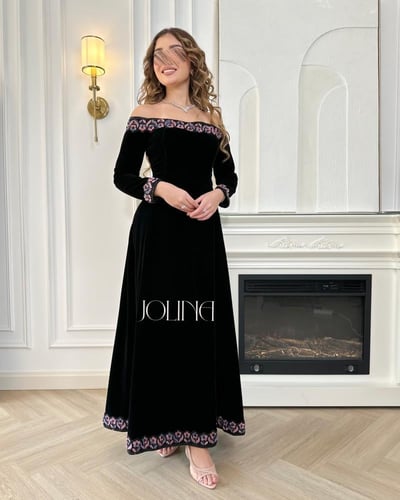 فستان مخمل أسود أوف شولدر بتطريز وردي