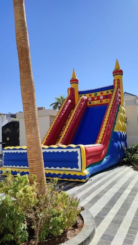 الزحليقة العملاقة مع نطيطة للايجار 9.5م طول * 5.5م...