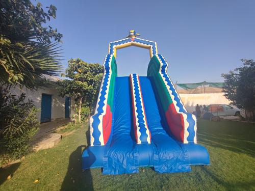 زحليقة مائية 8م طول أرضي*4م عرض*4م ارتفاع