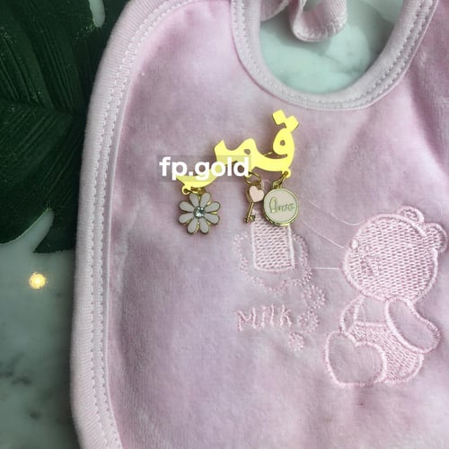 بروش مطلي ذهب و3 فصوص ملون